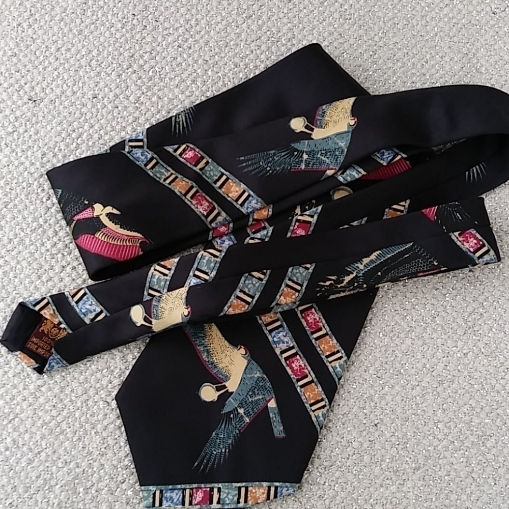 The Metropolitan Museum of Art 100% Silk Necktie - Picture 4 of 7